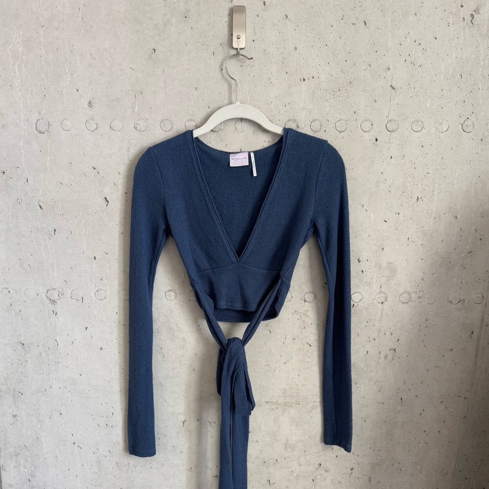 MATCHING PANT AVAILABLE ! UO LS NAVY PLUNGE WRAP CROP TOP